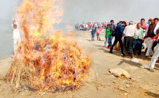 पंचतत्व में विलीन हुए भोजपुर के लाल महान गणितज्ञ डॉ वशिष्ठ नारायण सिंह, भतीजे मुकेश ने दी मुखाग्नि, ...देखें तस्वीरें