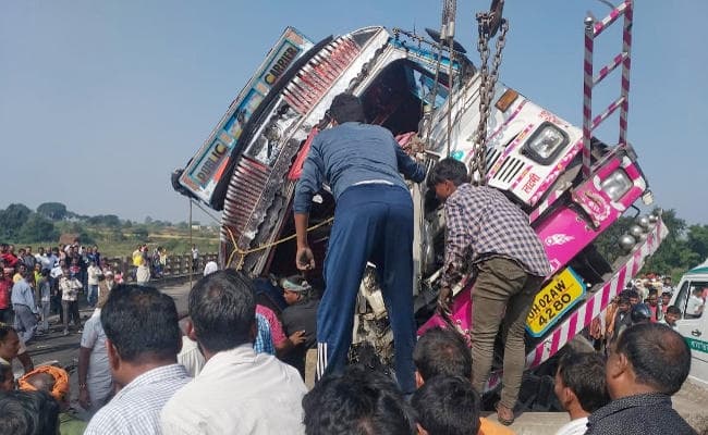 गिरीडीह में पुल पर पलटा कोयला लदा ट्रक, हजारीबाग के ड्राइवर और सह-चालक गंभीर रूप से घायल