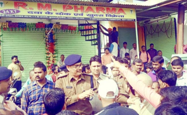 पटना एम्स के सामने दवा दुकानों से रंगदारी को लेकर गोलीबारी के बाद दवा कारोबारियों ने जाम की सड़क