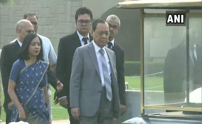 CJI रंजन गोगोई अंतिम बार पीठ में शामिल हुए, राजघाट जाकर दी श्रद्धांजलि