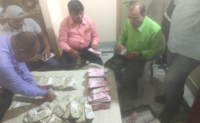 ACB ने सिंचाई विभाग के चीफ इंजीनियर को 10 हजार रिश्वत लेते दबोचा, घर से निकले 3 करोड़ रुपये