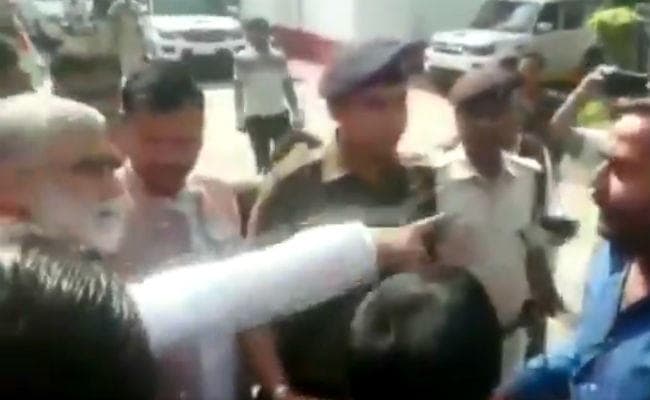 केंद्रीय मंत्री अश्विनी चौबे ने फिर खोया आपा, सामाजिक कार्यकर्ताओं का फाड़ा बैनर