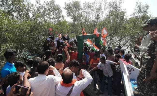 चक्रवात प्रभावित जिले में केंद्रीय मंत्री देवश्री, लगे ‘गो बैक’ के नारे, देवश्री ने कहा- भाजपा से डर गयी हैं ममता