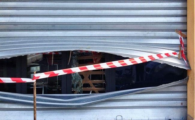 दुकान का शटर तोड़कर ब्रांडेड कंपनियों के 50 मोबाइल चोरी