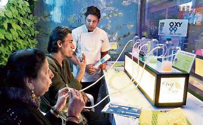 दिल्ली में अब शुद्ध हवा बाजार में, 15 मिनट के लिए लगेगा 299 रुपया चार्ज, इधर, बच्चे का प्रदूषण पर निबंध वायरल…..