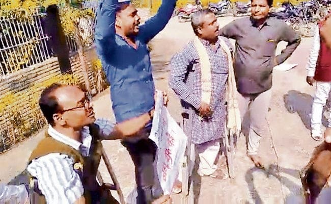 बक्सर : सर्किट हाउस में केंद्रीय मंत्री के सामने हंगामा, दो हिरासत में