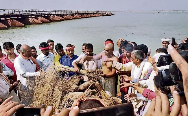 गणितज्ञ डॉ वशिष्ठ नारायण सिंह पंचतत्व में हुए विलीन, भोजपुर के महुली घाट पर राजकीय सम्मान के साथ हुआ अंतिम संस्कार