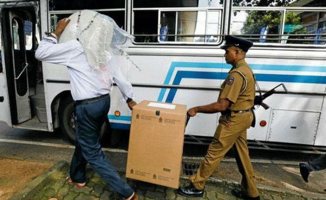 श्रीलंका राष्ट्रपति चुनाव : मतदाताओं को ले जा रही बसों के काफिले पर बंदूकधारियों ने की गोलीबारी