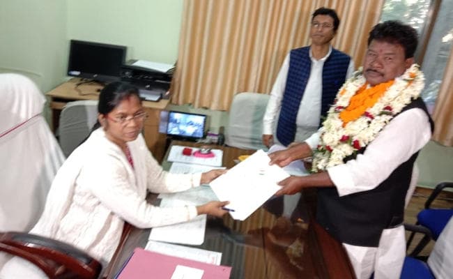 झारखंड विधानसभा चुनाव : बंधु तिर्की ने मांडर से नामांकन दाखिल किया