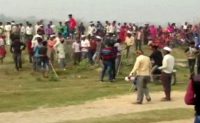 उन्नाव में किसानों ने किया विरोध प्रदर्शन, जमीन का उचित मुआवजा नहीं देने का लगाया आरोप