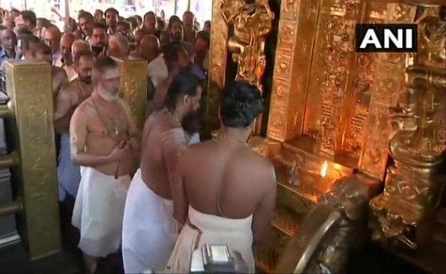 भगवान अयप्पा के दर्शन के लिए आज से खुला सबरीमाला मंदिर, 10 महिलाओं को वापस भेजा गया