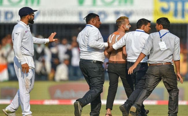 कप्तान  कोहली से मिलने सुरक्षा घेरा तोड़कर  मैदान में घुसा प्रशंसक, हिरासत में लिया गया