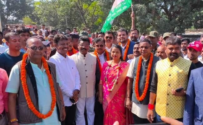 सिमडेगा : गाजे-बाजे के साथ नामांकन करने पहुंचे प्रत्याशी