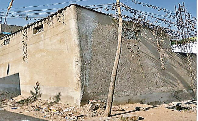 स्मार्ट सिटी में बांस के सहारे मोहल्लों में पहुंच रही बिजली