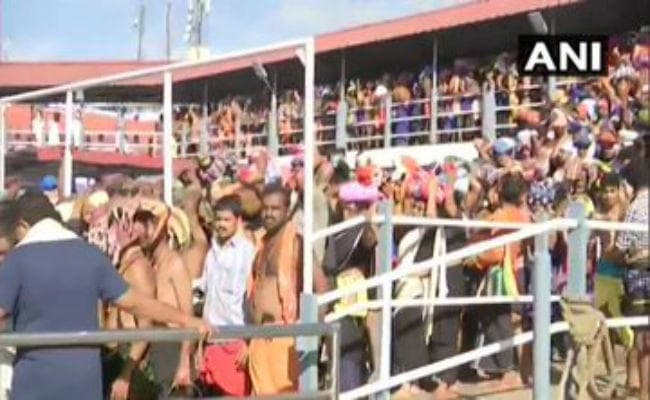 सबरीमला में अयप्पा मंदिर के कपाट खोले गए, प्रतिबंधित उम्र की 10 महिलाएं वापस भेजी गईं