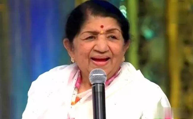 लता मंगेशकर के "जबरा फैन" ने सहेजे उनके गीतों के 7,600 दुर्लभ ग्रामोफोन रिकॉर्ड