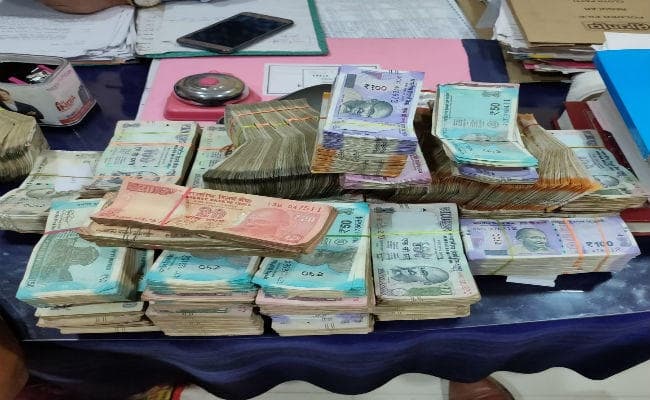 झुमरीतिलैया : दो बोरे में भरकर ले जा रहे थे 15 लाख नोट, जांच में पकड़ाया