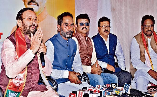 विकास वाली रघुवर सरकार और पहले की लूट की सरकार के बीच होगा चुनाव, सरयू पर बोले जावड़ेकर नाम वापसी की तारीख बाकी है