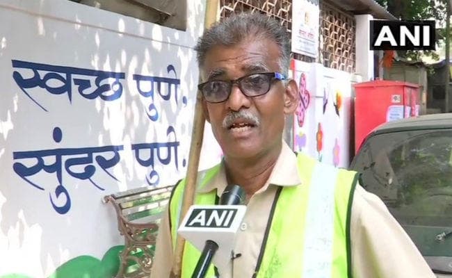 VIDEO: गाना गाकर लोगों को स्वच्छता के लिए जागरूक कर रहा है ये सफाई कर्मचारी