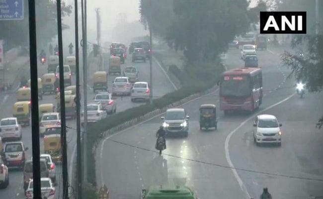 दिल्ली: वायु गुणवत्ता में आंशिक सुधार लेकिन राहत नहीं, सरकार ने लिया स्कूलों को खोलने का फैसला