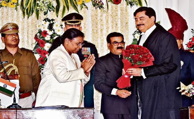 रांची : मुख्य न्यायाधीश डॉ रवि रंजन ने हिंदी में ली शपथ