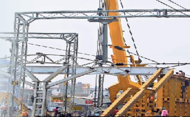 नये फुट ओवर ब्रिज पर हुआ गार्डर चढ़ाने का काम शुरू