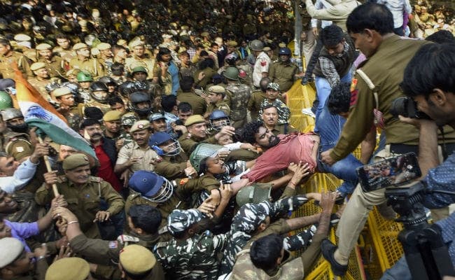 संसद भवन की तरफ मार्च: जेएनयू के करीब 100 छात्र हिरासत में, पुलिस के लाठीचार्ज में कुछ छात्र घायल