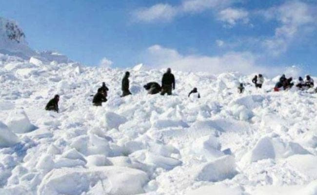 उत्तरी  सियाचिन में बर्फीले तूफान की चपेट में आने से चार सैनिकों समेत 6 की मौत