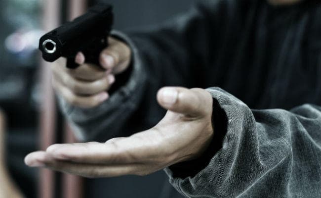 सुरक्षा गार्ड को बंधक बना कर डकैती