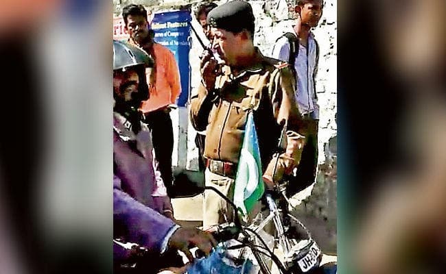 रांची में बाइक पर पाकिस्तान का झंडा लगा कर चल रहा युवक पकड़ाया, पीआर बांड पर छोड़ा गया