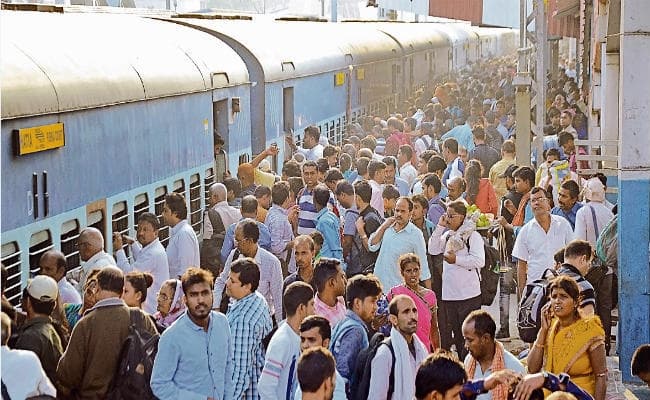 पांच दिनों में आठ ट्रेनों ने यात्रियों के बरबाद किये साढ़े सात घंटे, जहां-तहां स्टेशनों पर खड़ी हो जा रही हैं ट्रेनें