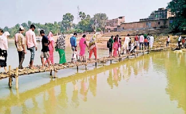 छह साल से हर वर्ष बनाते हैं चचरी पुल