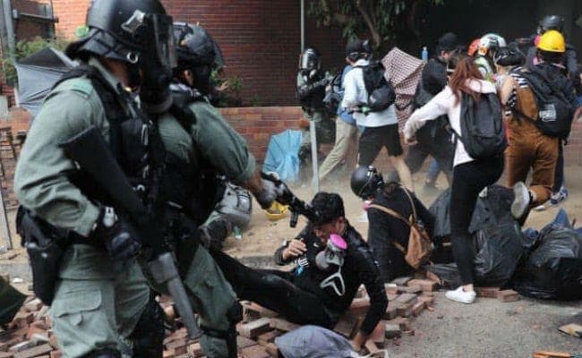 सरकार के खिलाफ प्रदर्शन जारी, हांगकांग विश्वविद्यालय में 100 प्रदर्शनकारी अब भी मौजूद