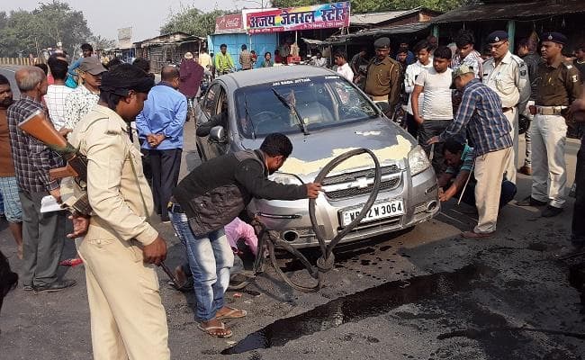 बिहार के अररिया में अंग्रेजी शराब लदी कार दुर्घटनाग्रस्त, लोग लूटने लगे शराब, VIDEO वायरल