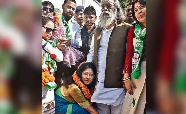 झारखंड विधानसभा चुनाव 2019 : शिबू का आशीर्वाद ले नामांकन करने पहुंचीं झामुमो की महुआ, नकद 22.63 लाख की हैं मालकिन