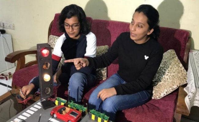 आविष्कार: ट्रैफिक सिग्नल में ''एक्सट्रा ब्लू लाइट'' से थमेगा वायु प्रदूषण, जानिए कैसे