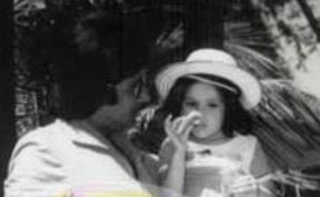 अमिताभ बच्‍चन की गोद में ये बच्‍ची आज की सुपरस्‍टार हैं... क्‍या आपने पहचाना ?