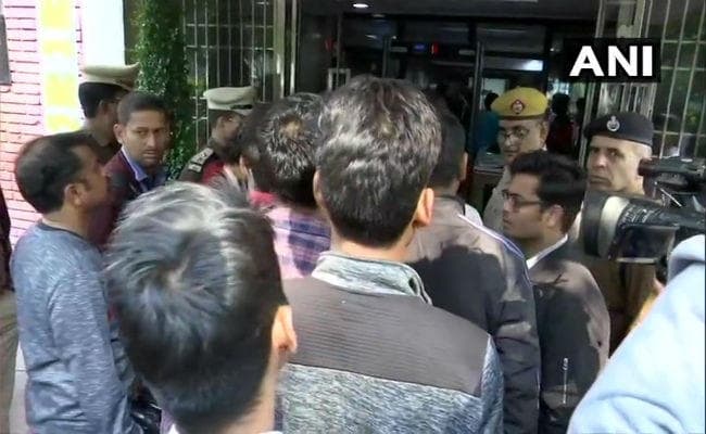 जेएनयू मामला: HRD मंत्रालय की कमेटी से मिले छात्र, प्रदर्शन करने जा रहे छात्रों को थाने ले गई पुलिस