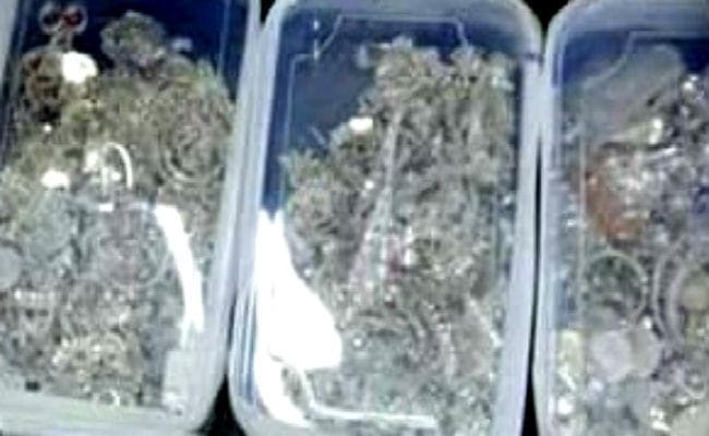 बक्सर में आभूषण दुकान लूट मामले में पांच किलो चांदी और 16 ग्राम सोना बरामद