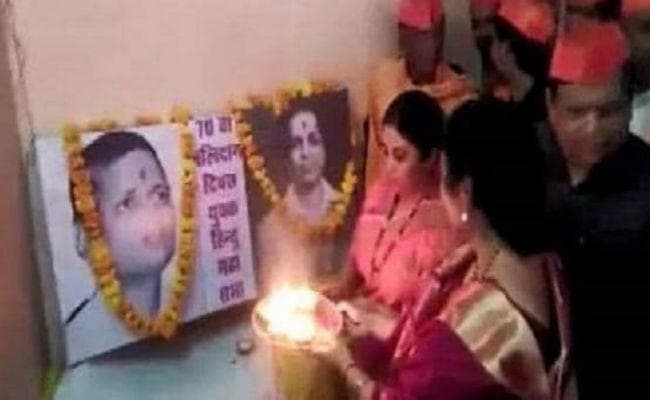 VIRAL: सुभाष चंद्र बोस की परपोती ने उतारी नाथूराम गोडसे की आरती, देखें PICS