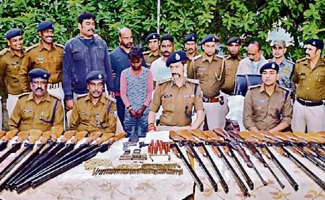 मुंगेर में 29 बंदूकें, दो राइफलें 519 कारतूस व रिवॉल्वर जब्त