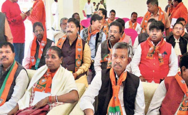 झारखंड विस चुनाव 2019 : पार्टी के पदाधिकारियों व प्रत्याशियों के साथ बंद कमरे में बैठे सीएम, कहा- सबको गले लगायें