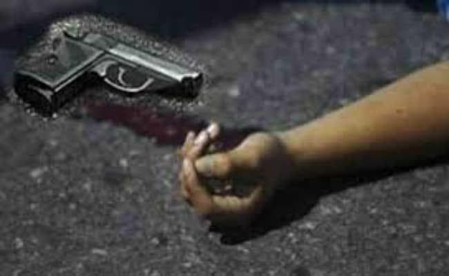 दोस्त के दाह-संस्कार में घाट पर आये युवक को गोलियों से भूना