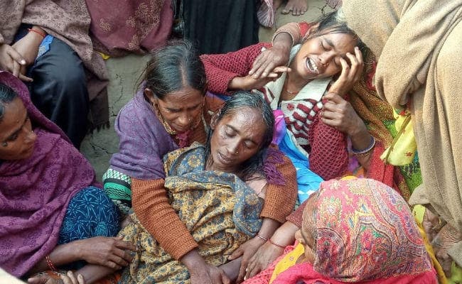 अरवल : हाईटेंशन तार की चपेट में आने से पिता-पुत्र की मौत, ग्रामीण गुस्से में