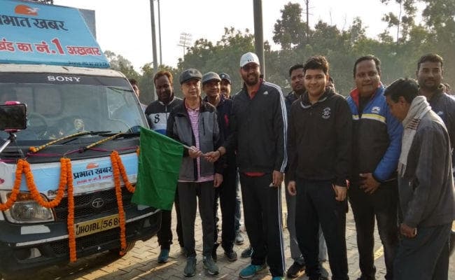 Ranchi: प्रभात खबर का मतदाता जागरूकता अभियान, ''वोट करें राज्य गढ़ें'' रथ को उपायुक्त ने दिखाई हरी झंडी