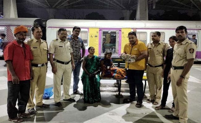 महिला यात्री ने रेलवे स्टेशन पर ''एक रुपया क्लिनिक'' में बच्ची को दिया जन्म