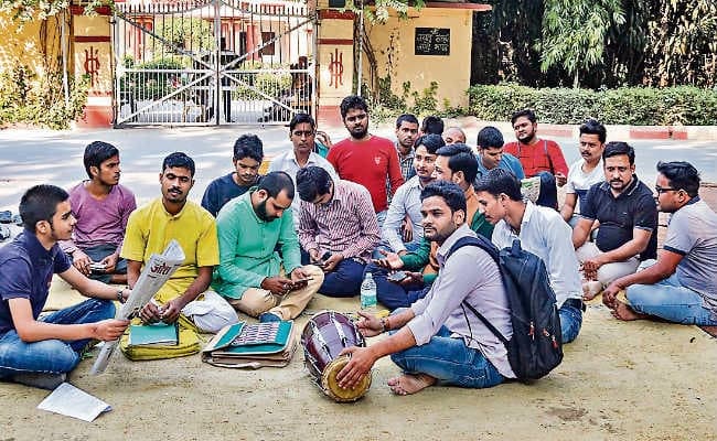 उर्दू पढ़ा रहे हिंदू शिक्षक बोले- भाषा किसी धर्म की नहीं