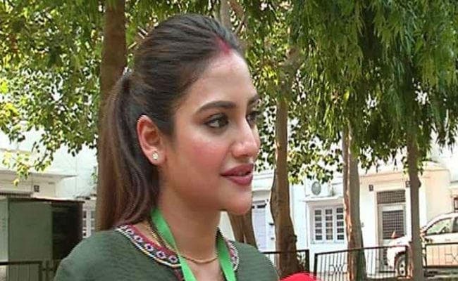 बशीरहाट में पुलिस अधिकारियों से मिलीं सांसद नुसरत जहां, ली जानकारी