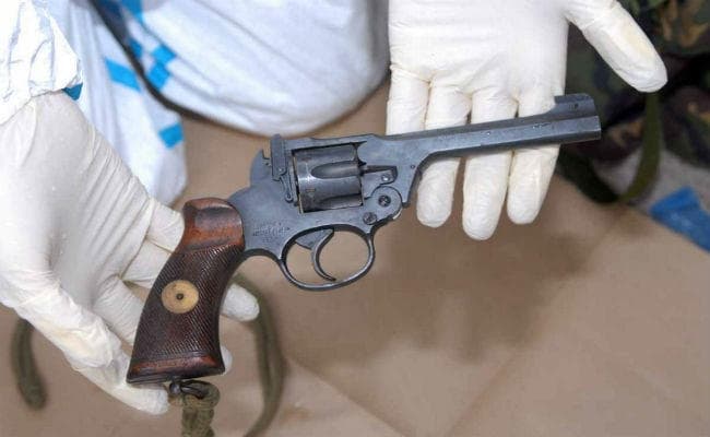 रिवॉल्वर जब्त, महिला समेत सात गिरफ्तार