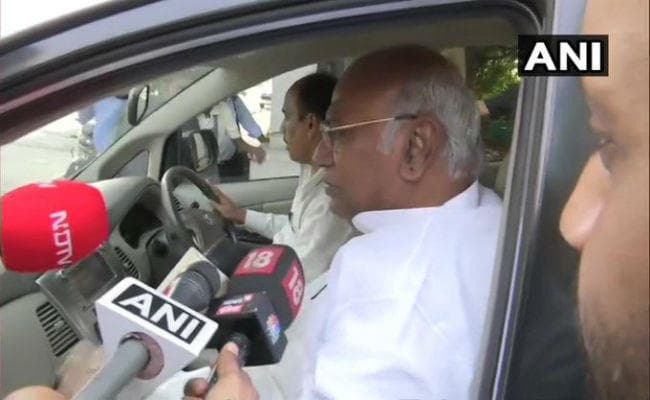 कांग्रेस,एनसीपी और शिवसेना की बैठक शुरू, सरकार गठन पर होगा अंतिम फैसला